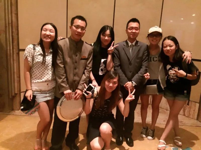 袁希建、蔺伟实习在丽思卡尔顿酒店.jpg 图片