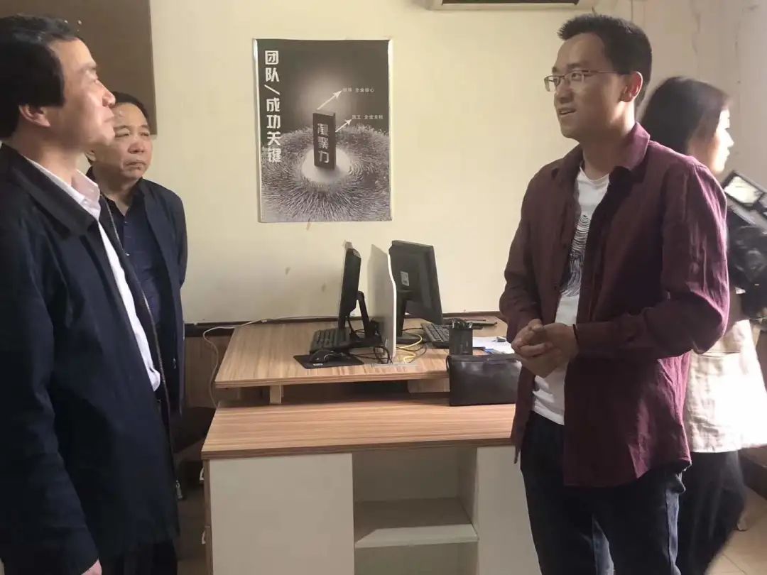 榆林市副市长到访公司,蔺伟与张副市长交流.jpg 图片